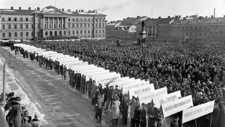 Mustavalkoinen kuva suurmielenosoituksesta Senaatintorilla Helsingissä yleislakon aikaan vuonna 1956.