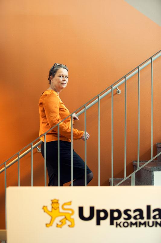 Uppsalan neuvottelupäällikkö Anna Lind kävelee ylös rappusia