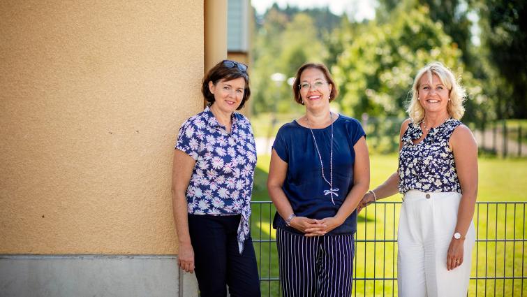 Huhtisten koulun rehtori Minna Sumusalo, Porvoon sivistysjohtaja Sari Gustafsson ja Sannaisen koulun rehtori Jessica Gillberg.